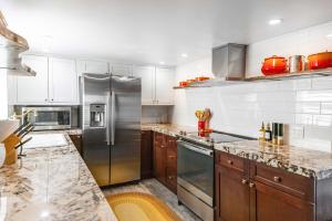 Kuchyň nebo kuchyňský kout v ubytování Privacy, Epic Views, Spa Pipes Canyon Homestead