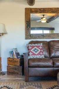 Posezení v ubytování Privacy, Epic Views, Spa Pipes Canyon Homestead