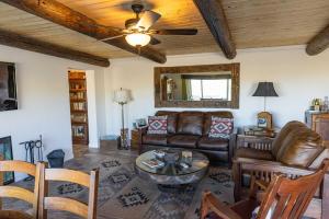 Posezení v ubytování Privacy, Epic Views, Spa Pipes Canyon Homestead