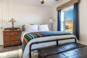 Postel nebo postele na pokoji v ubytování Privacy, Epic Views, Spa Pipes Canyon Homestead