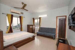 マンダーマニにあるBlooming Star Guest Houseのベッドとソファのある寝室 +20枚の写真