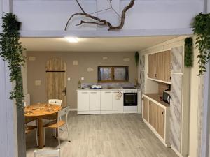 Saint-JulienにあるMaison de ville au cœur d'un village de caractère dans le juraのテーブルとダイニングルームのあるキッチン