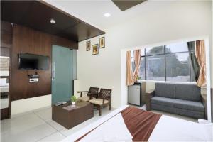 una sala de estar con un sofá y una mesa en Hotel PALMVIEW RESIDENCY, en Vadodara 16 fotos más