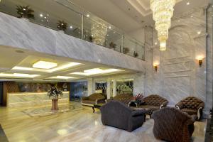 een lobby met banken en stoelen in een gebouw bij London Hanoi Hotel in Hanoi