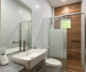 Ένα μπάνιο στο Ranch-o-tel Guesthouse