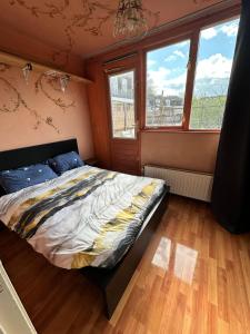 une chambre avec un lit dans une pièce avec des fenêtres dans l'établissement Terraced Bedroom, à Utrecht