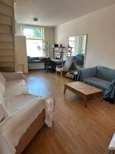 un salon avec un canapé et une table basse dans l'établissement Terraced Bedroom, à Utrecht