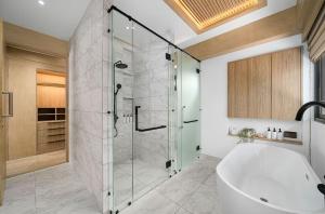 ein Badezimmer mit Dusche, Badewanne und Waschbecken in der Unterkunft Escape to your dream Samui beach Villa !!! in Ban Na We + 15 Fotos