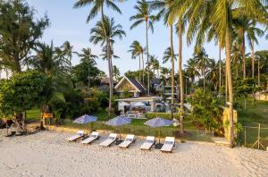 eine Reihe von Liegestühlen am Strand mit Palmen in der Unterkunft Escape to your dream Samui beach Villa !!! in Ban Na We
