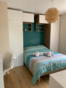 - une chambre avec un lit et 2 serviettes dans l'établissement Entre Coteaux et Dordogne, à La Celle-sous-Gouzon