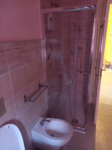 Un baño con ducha, inodoro y lavabo. en La casa del nespolo, en Massa 3 fotos más