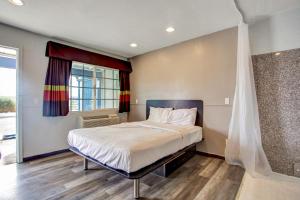 Postel nebo postele na pokoji v ubytování High Desert Inn