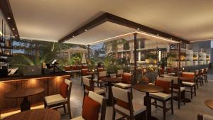 um restaurante com mesas, cadeiras e um bar em Nexus House Signature Xuân Thuỷ em Cidade de Ho Chi Minh