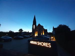 Un letrero de Amazon Stores frente a una iglesia en Converted Church, Lamlash Shorefront, Arran Shores Garden Terrace Apartment 6, en Lamlash 2 fotos más