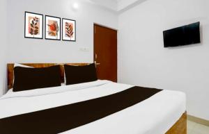 TV a/nebo společenská místnost v ubytování Hotel O Shalimar Central Railway Junction Kolkata + 13 fotografií