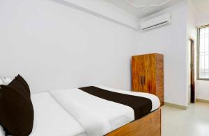 Postel nebo postele na pokoji v ubytování Hotel O Shalimar Central Railway Junction Kolkata