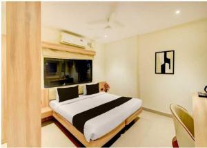 ein Schlafzimmer mit einem großen Bett in einem Zimmer in der Unterkunft Collection O Mangalpalli Temple Hyderabad Formerly Royal Grand in Ibrāhīmpatan