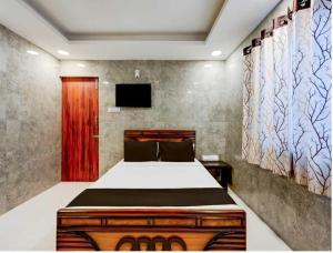 TV a/nebo společenská místnost v ubytování Hotel O Tiruvallur Bus Terminal Formerly SK Vinoth Mahal