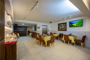 TV a/nebo společenská místnost v ubytování A25 Hotel - 14 Phó Đức Chính + 42 fotografií