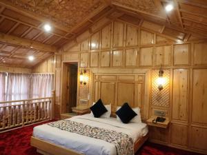 Postel nebo postele na pokoji v ubytování Kashmir Mahal Resorts by Stay Pattern