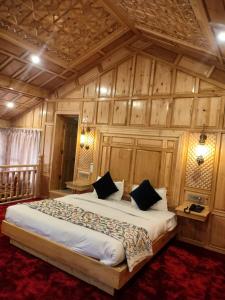Postel nebo postele na pokoji v ubytování Kashmir Mahal Resorts by Stay Pattern
