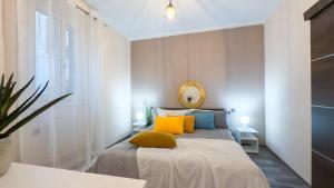 Postel nebo postele na pokoji v ubytování Residenza Santa Anastasia Piazza Erbe parking and lift