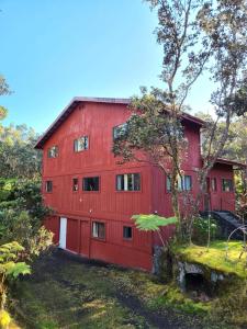 un granero rojo con una puerta blanca en Stop Looking You've found it, en Volcano