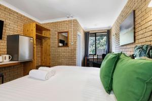 En eller flere senge i et værelse på Allamar Motel + 24 billeder