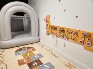 una sala de juegos infantil con una puerta para perros de juguete en Stop Looking You've found it, en Volcano