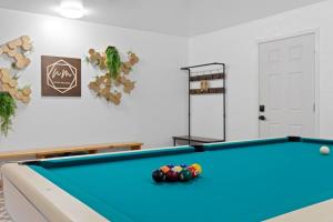 Biliár nebo kulečník v ubytování Stop Looking You've found it