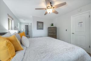 Un dormitorio con una cama con ventilador de techo. en Martis Landing home, en Truckee-Tahoe Airport