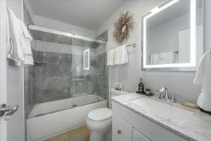 Un baño con ducha, inodoro y lavabo. en Martis Landing home, en Truckee-Tahoe Airport