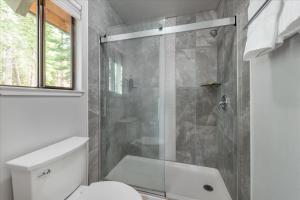 Un baño con inodoro y ducha de cristal. en Martis Landing home, en Truckee-Tahoe Airport