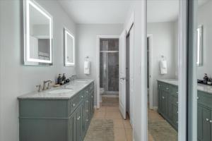 un baño con dos lavabos y dos espejos en Martis Landing home, en Truckee-Tahoe Airport 27 fotos más