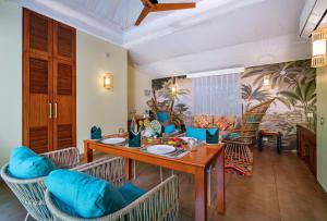 Posezení v ubytování ONENESS Rishikesh by Ganga Kinare - A Luxury Wilderness Resort