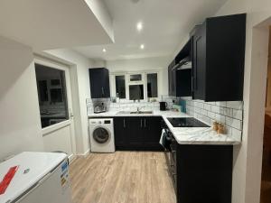 Nhà bếp/bếp nhỏ tại Brickhill 3-Bed Garden Netflix & Games +1 ảnh