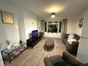 Khu vực ghế ngồi tại Brickhill 3-Bed Garden Netflix & Games