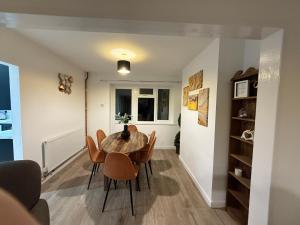 Khu vực ghế ngồi tại Brickhill 3-Bed Garden Netflix & Games