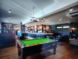 une table de billard dans une pièce avec un bar dans l'établissement Warm and Cosy, Torbay Waterside Holiday Home, à Paignton