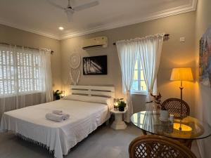 Postel nebo postele na pokoji v ubytování WHITE OAK By The Beach Goa + 34 fotografií