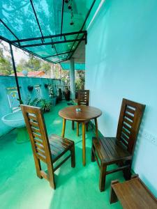 Una habitación con dos sillas, una mesa y un lavabo. en Ritz inn Ella, en Ella