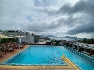 una grande piscina in cima a un edificio di The Bay cliff By Tris a Patong Beach Altre 6 foto