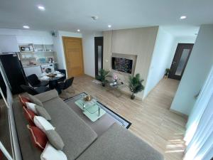 un soggiorno con divano e camino di The Bay cliff By Tris a Patong Beach