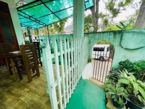 un balcón con una puerta y una piscina de agua en Ritz inn Ella, en Ella