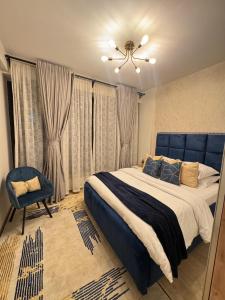 una camera da letto con un letto grande e una sedia di Elite Residence a Nairobi