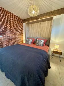 En eller flere senge i et værelse på Studio rénové à 2 pas du centre-ville de Senlis