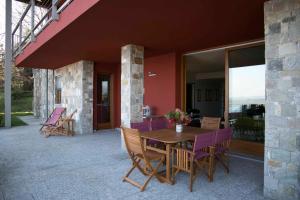 een houten tafel en stoelen op een terras bij Paola's Apartment in Belgirate