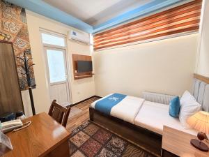 TV a/nebo společenská místnost v ubytování Khyber Hotel