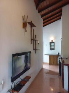 Una televisión o centro de entretenimiento en Galle Be Relaxing Karapitiya