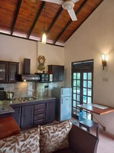 Una cocina o cocineta en Galle Be Relaxing Karapitiya